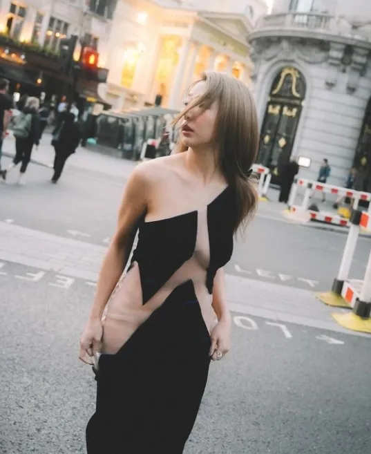 這套禮服出自旅英設計師詹朴的女裝時裝品牌APUJAN。翻攝郭書瑤IG