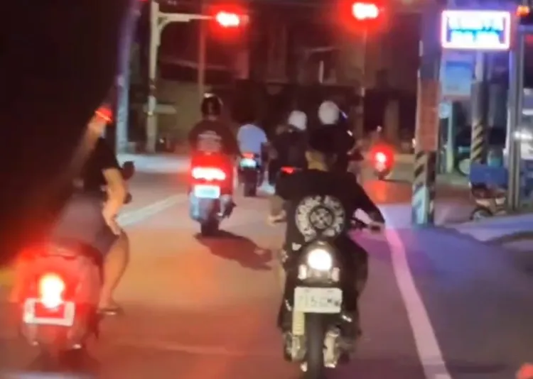 桃園蘆竹區深夜出現改裝車機車大隊，青少年聚集喧鬧，令住戶難以忍受。翻攝自社會事新聞影音