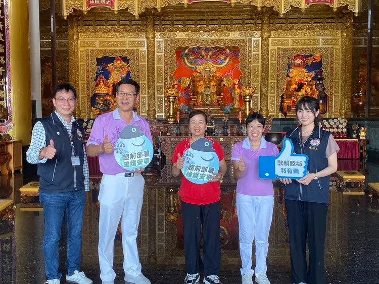 環保局噪音管制科科長吳小萬（左一）前往桃園龍德宮宣導靜桃專案。翻攝畫面