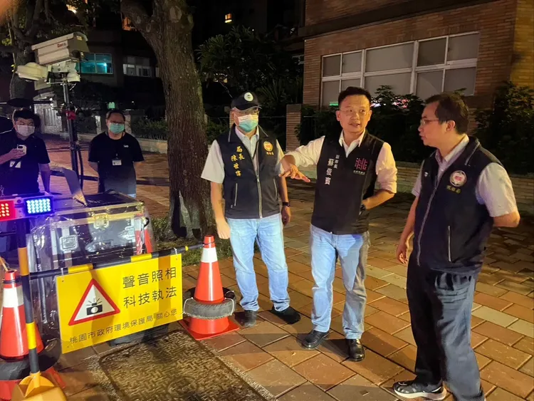 桃園市副市長蘇俊賓(右二)視察靜桃專案。環保局提供