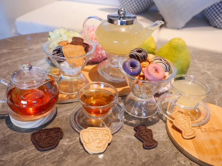 「八里文化寶藏午茶組」將考古文物巧妙融入精緻茶點，呈現一場融合在地特色與文化底蘊的精緻下午茶體驗。館方提供