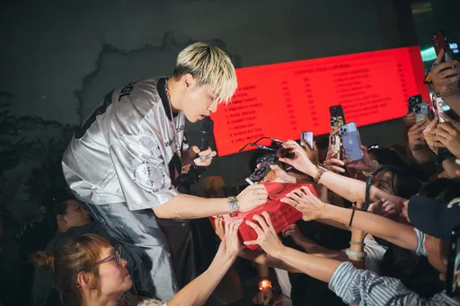 周湯豪衝夜店癱瘓信義區　女粉絲丟貼身小物讓他又氣又笑