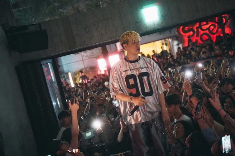 周湯豪昨現身夜店現場擠爆。環球音樂提供