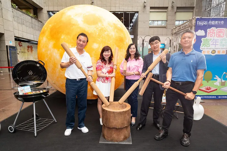 活動現場將設置三米高月亮造景。北市商業處提供