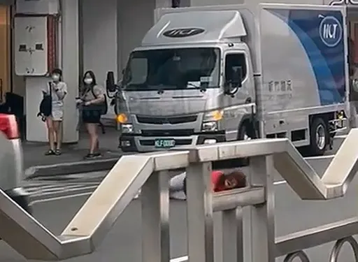 一中商圈快车道「红衣女翻滚」吓坏路人 警不罚她原因曝光