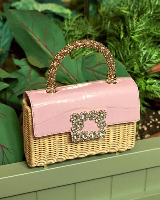 「劇院亭」展間的的粉色鱷魚皮花鑽手把包。品牌提供