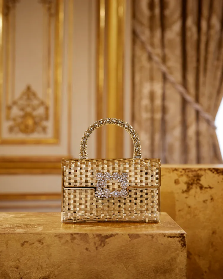 「金色大道」展間的Flower strass金色花鑽晚宴包。品牌提供