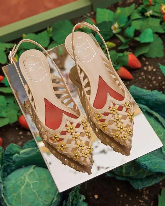 英國刺繡般的鏤空花瓣以3D形式綻放在I love Vivier鏤空跟鞋。品牌提供