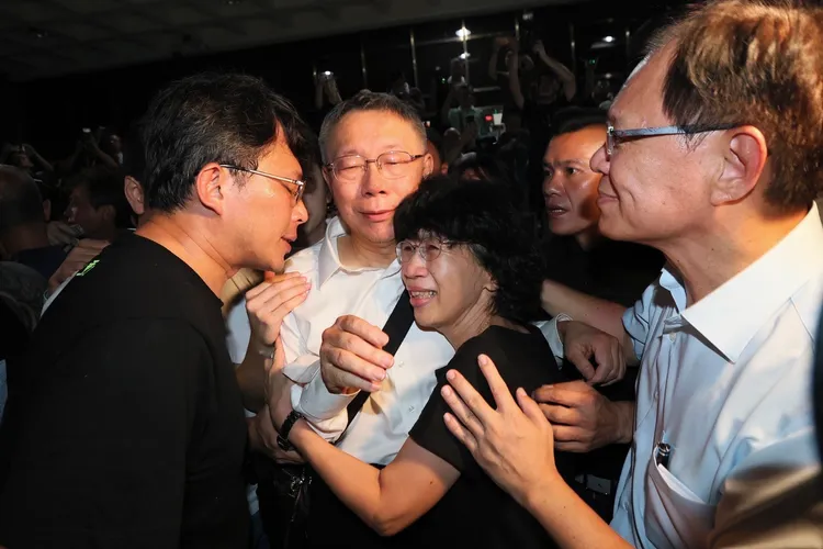 柯文哲無保請回後，守候在北檢外的妻子陳佩琪趕緊上前抱住他，流下欣喜的眼淚。彭欣偉攝