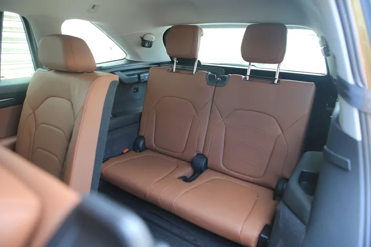 由於車身後懸加長，連帶使得第三排乘坐空間得以擴展，但還是比較適合體型嬌小的成員乘坐為佳。林浩昇攝