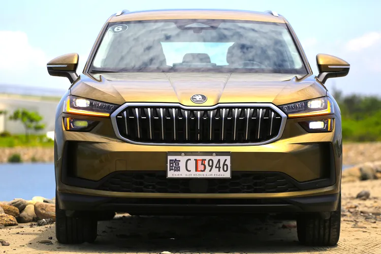 面積加大的八角形直瀑水箱護罩，透過鑲嵌在水箱護罩內的14組LED發光單體，在夜間時能呈現出如同水晶鑽練般的貫穿式光帶。林浩昇攝