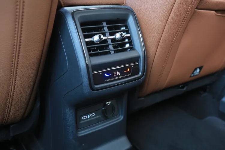 中央配置獨立恆溫空調界面及出風口，以及兩組Type C充電插孔。林浩昇攝