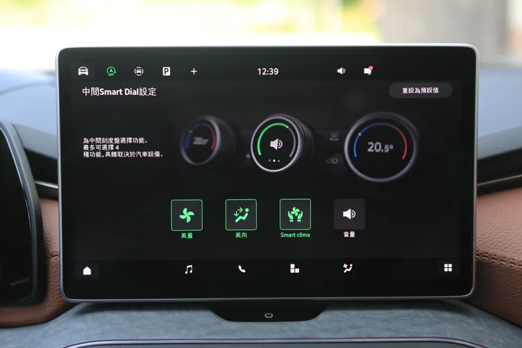 外側兩個旋鈕分別可按壓切換空調溫度、座椅加熱，並且透過旋鈕調節溫度，中央部分則可按壓切換空調風量、風向、智慧空調功能。林浩昇攝