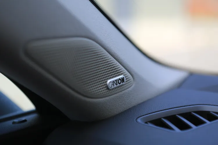 全車系標配德國品牌Canton的13具揚聲器加上一具重低音的高階系統，並且具備725W的輸出功率。林浩昇攝