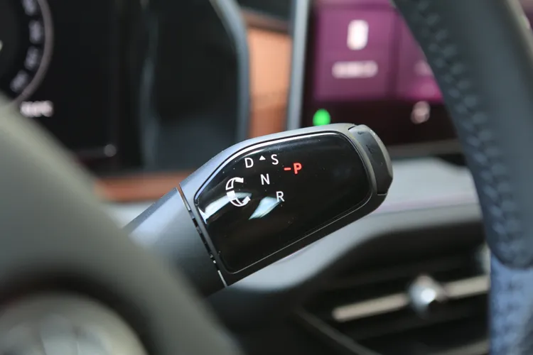 七速雙離合器變速箱排檔機構，這次也轉換到方向盤後方，以電子線傳的方式操作。林浩昇攝