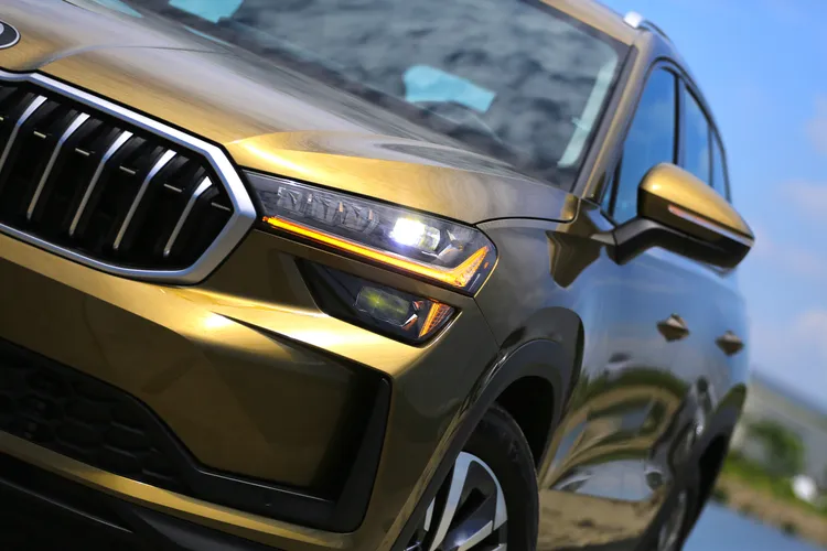 雙層頭燈上方加入如水晶雕刻般的講究細節，下燈組則首度融入藍色的冰晶箭矢造型，並且標配全新Matrix LED 2.0智慧複眼頭燈。林浩昇攝