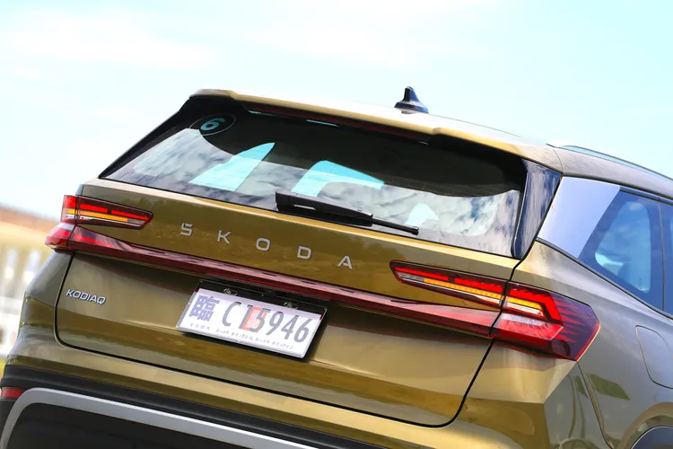 尾燈以全新鑲嵌式C型，搭配貫穿式紅色反光飾板呈現，側面的「冰焰紋」更是將夜間視覺質感提升到全新層次。林浩昇攝