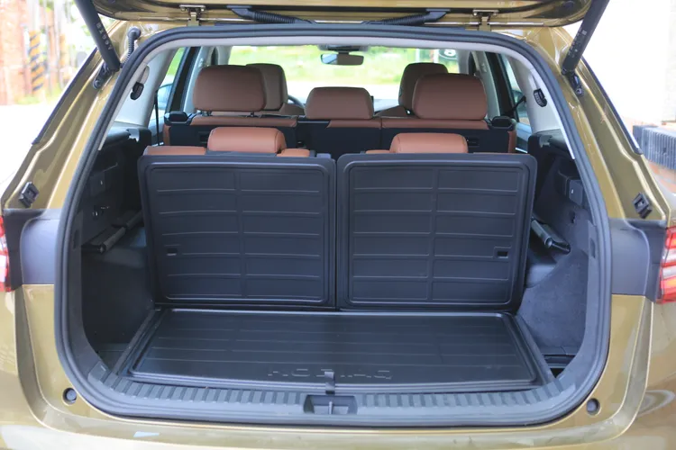 行李廂的標準容積因應車身家長，也順勢提升至340公升規模。隨車也附有正反兩用防水墊。林浩昇攝