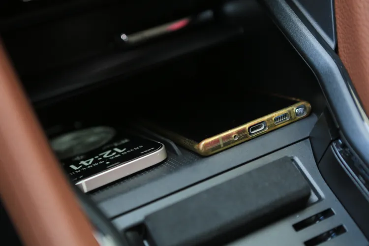 中央鞍座前方設置兩具含通風降溫的手機無線充電面板、Type C的USB插孔，下方則是螢幕擦拭器。林浩昇攝