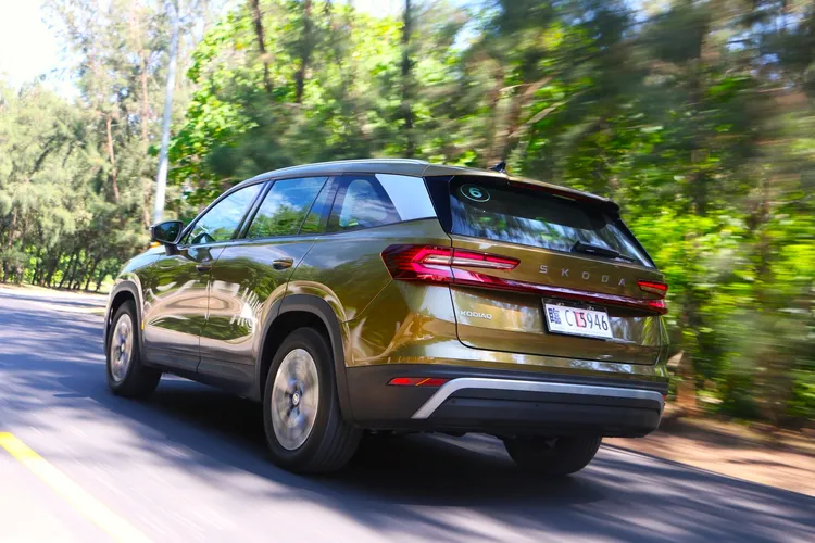 舒適性自然是先決要件，但在歐系血統加持下，底盤反應卻是能兼容並蓄地應對大部分路況，動靜自如展現均衡特質。林浩昇攝