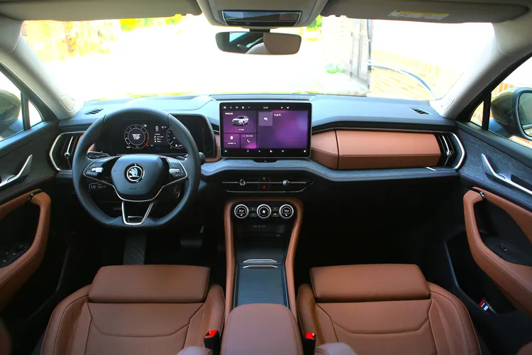 試駕車搭配的是駝色與黑色交織的雙采車艙，中控台、門飾板穿插了質感出色的天鵝絨灰色飾板，消費者也能選擇純黑色色調。林浩昇攝