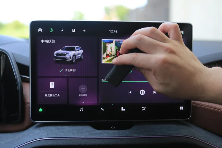 有了內建的螢幕擦拭器，隨時能清除螢幕上的指紋痕跡。林浩昇攝