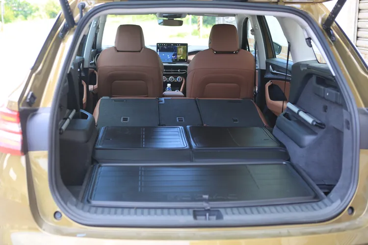 在第二、三排座椅皆傾倒時，最大置物空間可擴展至2035公升，較過往提升90公升之多。林浩昇攝