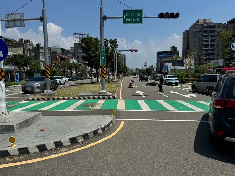 劉男撞上弧形的安全島自摔。民眾提供