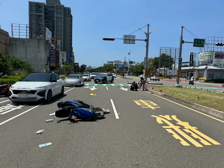 劉男讓女兒站在機車腳踏車上，也未讓她戴安全帽，警方將予以舉發。民眾提供