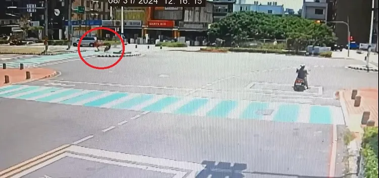 劉姓父女自撞分隔島後連人帶車往前滑行慘摔。民眾提供