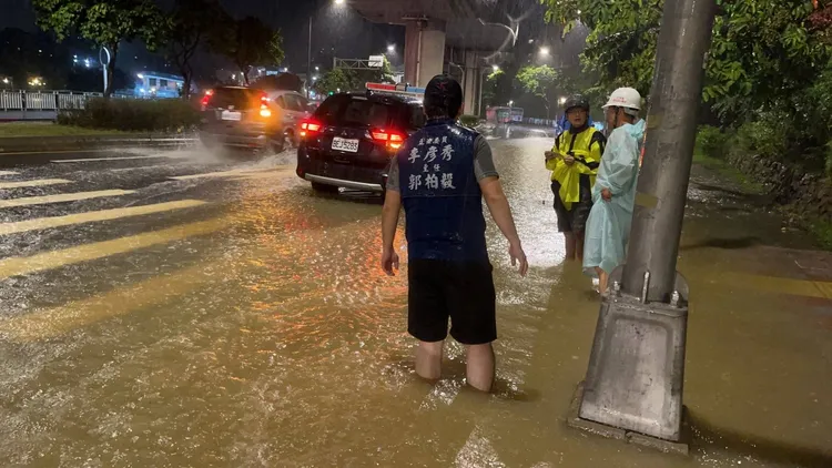 康湖隧道往大湖公園方向出現積水情況。李彥秀臉書