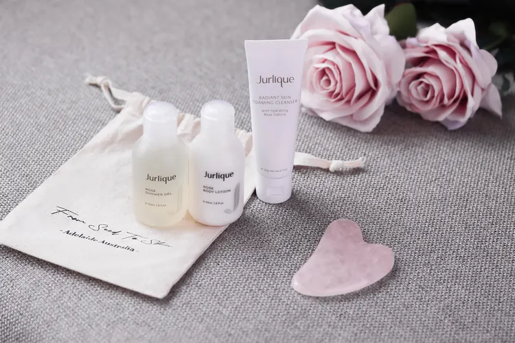 專案贈獨家限定「茱莉蔻玫瑰系列保養組」，產品內容包含總價千元的品牌帆布袋、玫瑰沐浴露、身體乳、潔顏乳及美容刮痧板等。業者提供