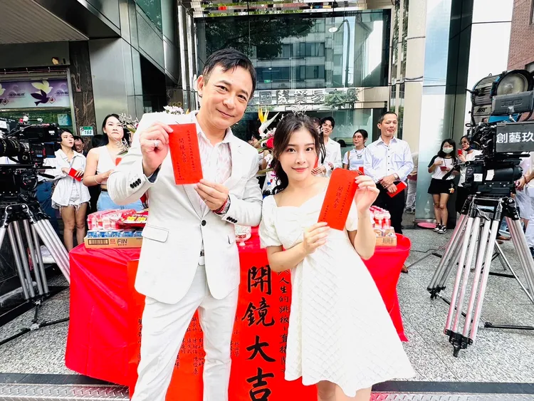 鴻達與劇中的女兒羅慕珊。民視提供