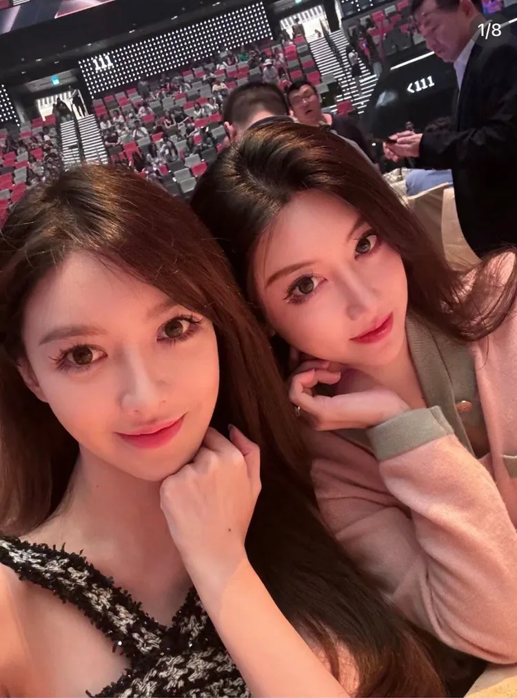 葉珂（左）和朋友自拍。翻攝網紅在哪兒V微博