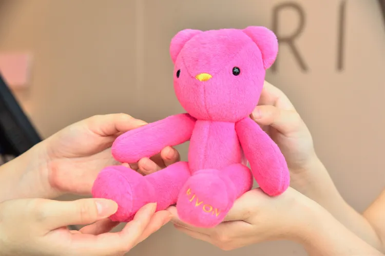 RIVON禮坊快閃店活動期間，消費滿999元，即可將象徵幸福寓意的限量洛可可熊帶回家。業者提供