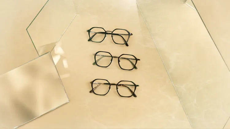 OWNDAYS 10周年日本製紀念款TWSP1003Z-4A，各4990元。品牌提供