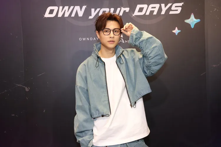 王子配戴OWNDAYS 10周年紀念款的鈦金屬不對稱款式。莊宗達攝