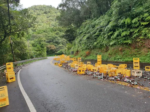 北宜公路成「碎玻璃路」　載運酒箱大貨車捆繩突斷！上千酒瓶沿路砸