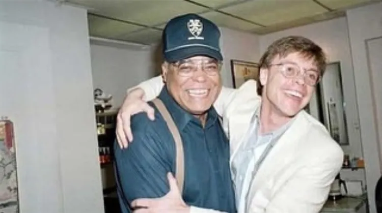 飾演路克‧天行者的馬克漢米爾（右）PO出與詹姆斯厄爾瓊斯的合照哀悼。翻攝markhamill IG