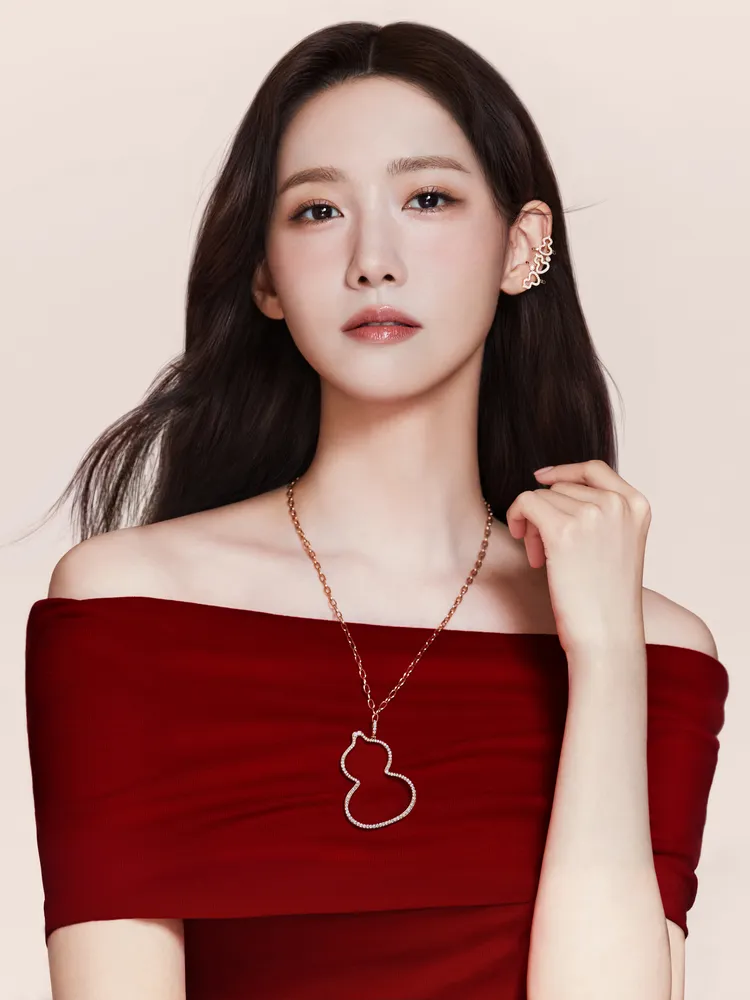 潤娥換上紅色平口上衣曬出完美天鵝頸。品牌提供