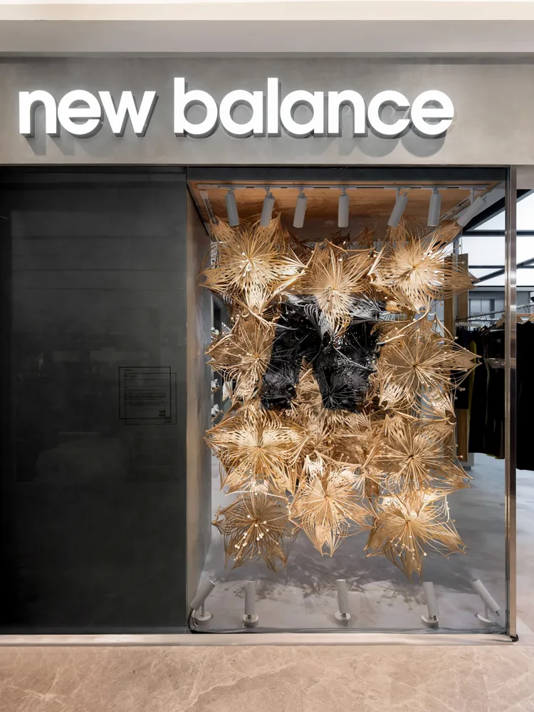 New Balance與知名竹藝職人林靖格合作打造充滿藝術櫥窗。品牌提供