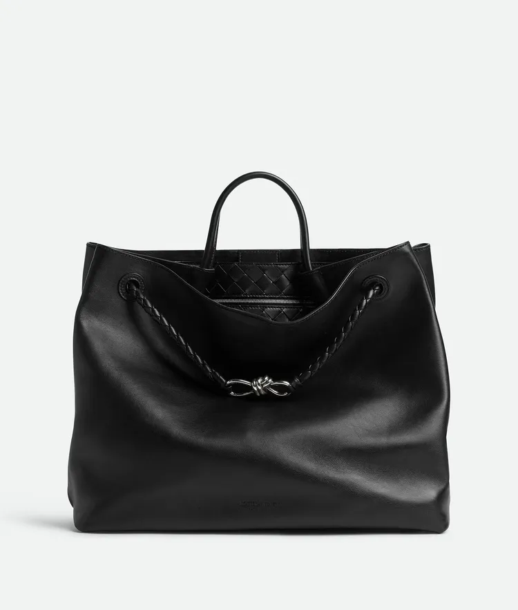 BOTTEGA VENETA Andiamo絲滑皮革銀色金屬裝飾手提肩背包，24萬9000元。品牌提供