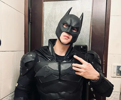 健体男团颜值担当万圣节扮蝙蝠侠 尿急奔男厕被注目脸红到耳根