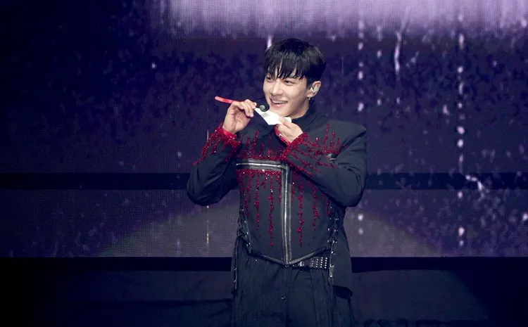 李起光跳到汗流浹背，拿衛生紙擦汗。莊宗達攝