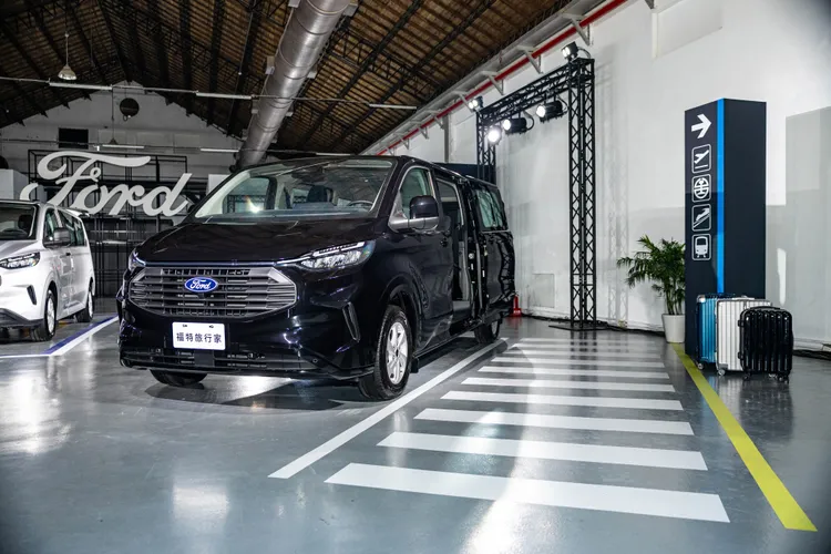 全新Ford Tourneo Custom福特旅行家一改商務廂型車傳統方正的既定身型。透過全新設計的LED頭燈組、鍍鉻飾條進氣格柵等元素，大幅增添視覺細膩度及風範品味。業者提供