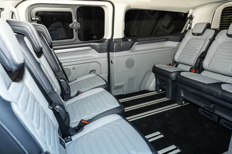 Bus Titanium八座車型導入全新無段式滑軌式座椅系統，駕駛及乘客可透過車內地板的滑軌輕鬆移動車內座椅。業者提供