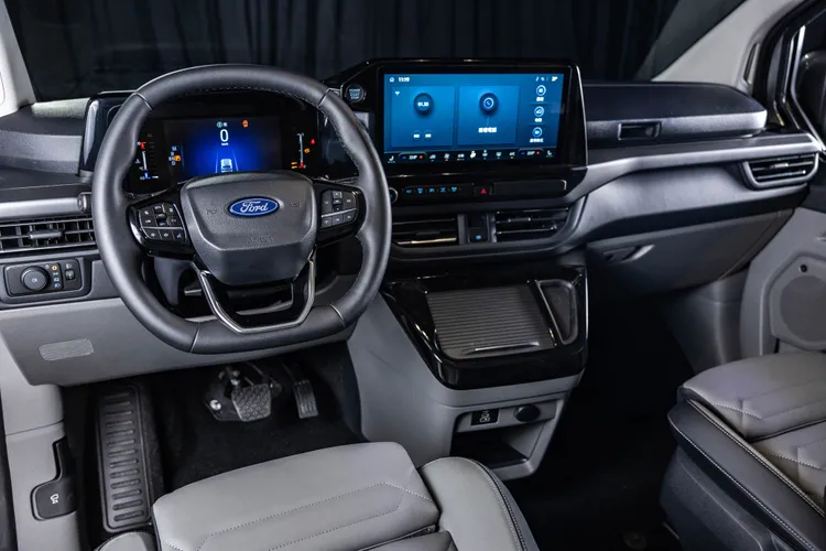 全新Ford Tourneo Custom福特旅行家以更具新意的內裝與科技佈局，堆疊出全新世代數位智能科技座艙樣貌。業者提供