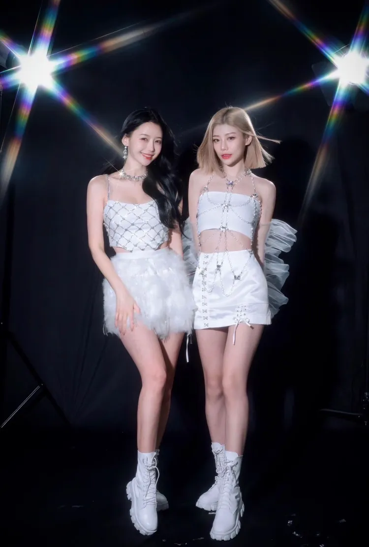 「全民表妹」李雅英（左）想交台灣男友右為電豹女隊長小楓。想想時間有限公司提供