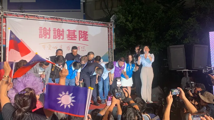 謝國樑向基隆市民鞠躬感謝。記者葉先鵬攝影