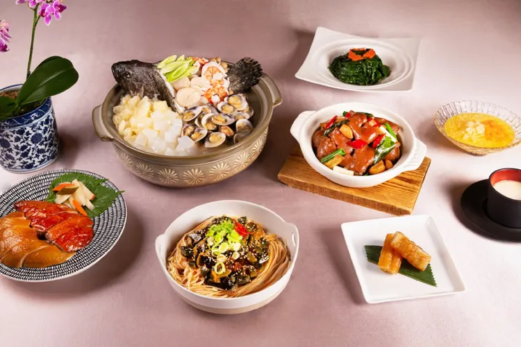 台北萬豪酒店ITF線上旅展，宴客樓平假日龍虎海鮮鍋四人合菜券，每張4288元。業者提供